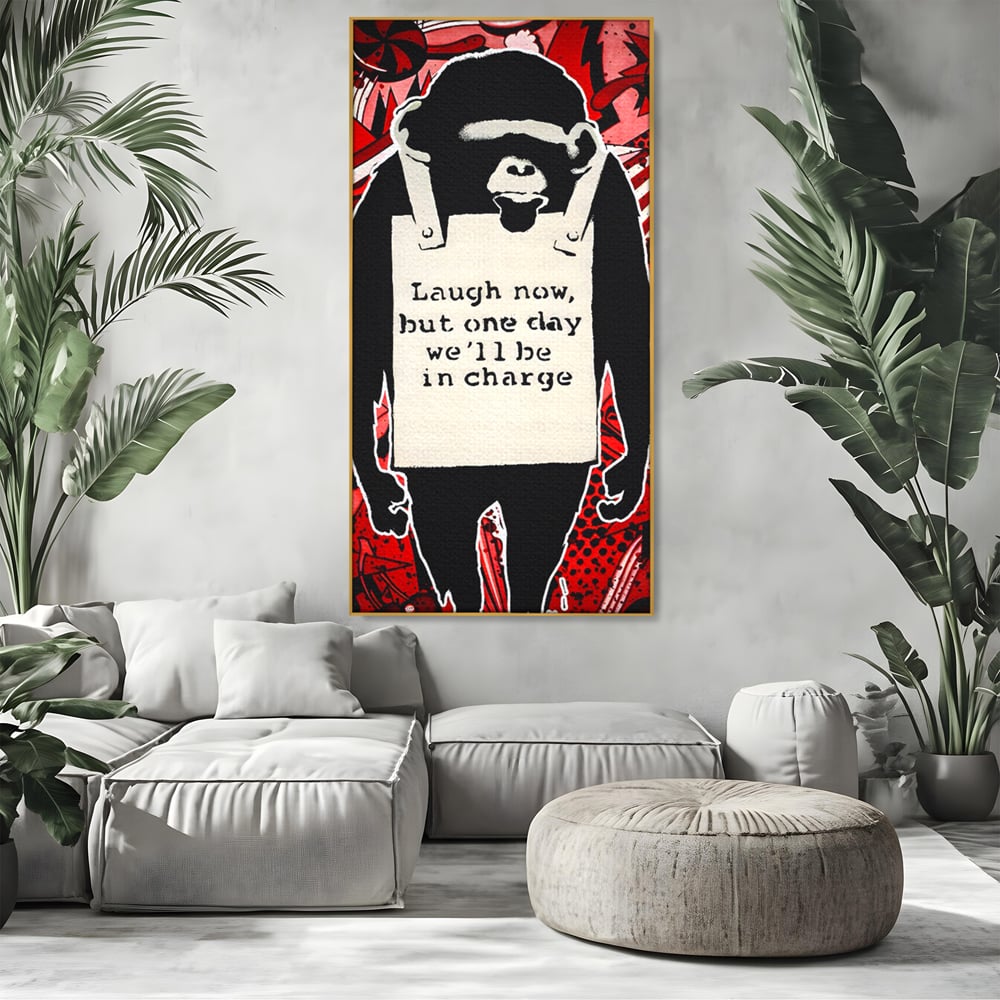 Tablou canvas cu tablou canvas cu cimpanzeu stilizat, in rama de aluminiu auriu, pe perete intr-un living